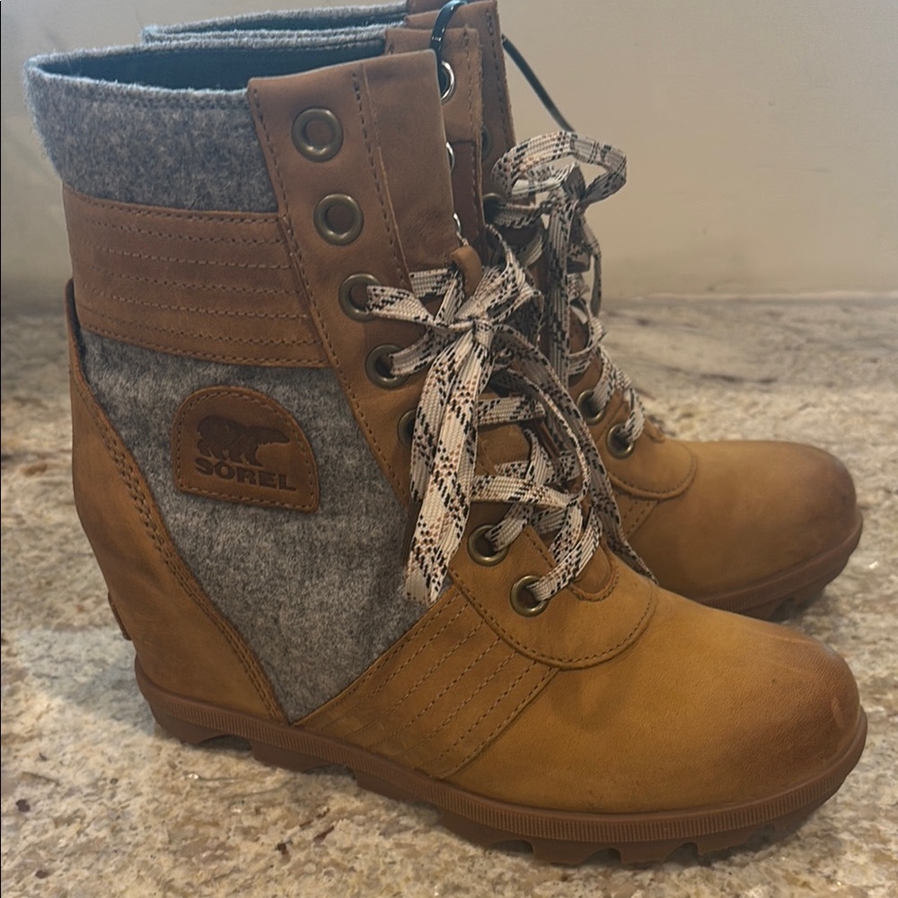 Sorel Women's Tan and Gray Boots